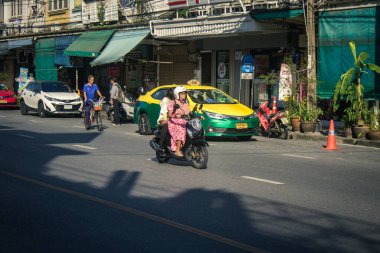 Bangkok, Tayland, 25 Kasım 2024 Tayland 'ın başkenti Bangkok sokaklarında motosikletle gezen insanlar, hayat dolu sokak hayatlarıyla tanınıyorlar..