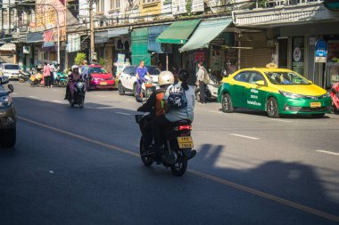 Bangkok, Tayland, 25 Kasım 2024 Tayland 'ın başkenti Bangkok sokaklarında motosikletle gezen insanlar, hayat dolu sokak hayatlarıyla tanınıyorlar..