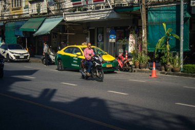Bangkok, Tayland, 25 Kasım 2024 Tayland 'ın başkenti Bangkok sokaklarında motosikletle gezen insanlar, hayat dolu sokak hayatlarıyla tanınıyorlar..