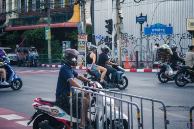 Bangkok, Tayland, 25 Kasım 2024 Tayland 'ın başkenti Bangkok sokaklarında motosikletle gezen insanlar, hayat dolu sokak hayatlarıyla tanınıyorlar..