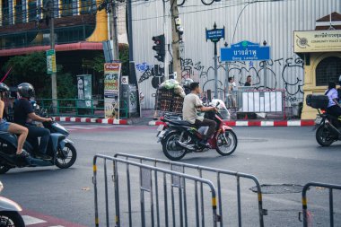 Bangkok, Tayland, 25 Kasım 2024 Tayland 'ın başkenti Bangkok sokaklarında motosikletle gezen insanlar, hayat dolu sokak hayatlarıyla tanınıyorlar..