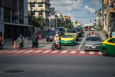 Bangkok, Tayland, 25 Kasım 2024 Tayland 'ın başkenti Bangkok sokaklarında motosikletle gezen insanlar, hayat dolu sokak hayatlarıyla tanınıyorlar..