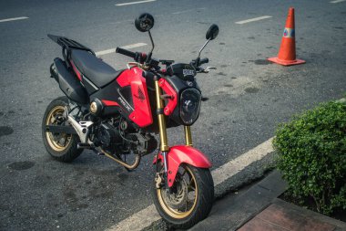 Bangkok, Tayland, 25 Kasım 2024 Tayland 'ın başkenti Bangkok sokaklarında motosikletle gezen insanlar, hayat dolu sokak hayatlarıyla tanınıyorlar..