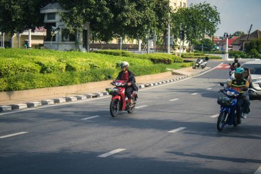 Bangkok, Tayland, 25 Kasım 2024 Tayland 'ın başkenti Bangkok sokaklarında motosikletle gezen insanlar, hayat dolu sokak hayatlarıyla tanınıyorlar..
