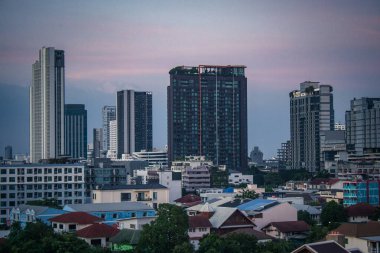 Bangkok, Tayland, 26 Kasım 2024. Tayland 'ın başkenti Bangkok Panoramik Manzarası. Canlı sokak hayatı, zengin kültür mirası, hareketli pazarları ve nefis mutfağıyla ünlüdür..