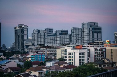 Bangkok, Tayland, 26 Kasım 2024. Tayland 'ın başkenti Bangkok Panoramik Manzarası. Canlı sokak hayatı, zengin kültür mirası, hareketli pazarları ve nefis mutfağıyla ünlüdür..