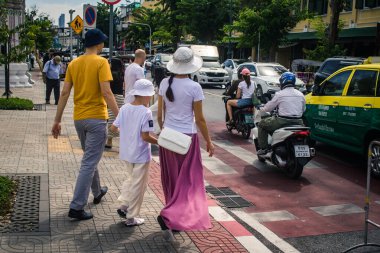 Bangkok, Tayland, 26 Kasım 2024 Tayland 'ın başkenti Bangkok caddesinde yürüyen insanlar. Canlı sokak hayatı, zengin kültür mirası, hareketli pazarları ve nefis mutfağıyla ünlüdür.