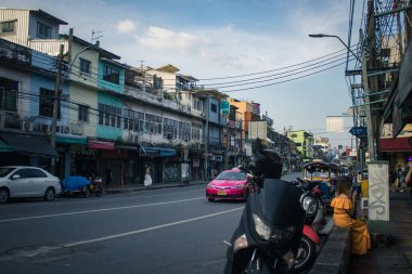 Bangkok, Tayland, 26 Kasım 2024 Tayland 'ın başkenti Bangkok caddesinde yürüyen insanlar. Canlı sokak hayatı, zengin kültür mirası, hareketli pazarları ve nefis mutfağıyla ünlüdür.