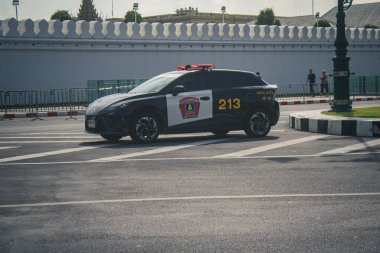 Bangkok, Tayland, 25 Kasım 2024. Tayland 'ın başkenti Bangkok sokaklarında polis arabası, hayat dolu sokak hayatı, zengin kültür mirası ve hareketli pazarlarıyla tanınıyor..