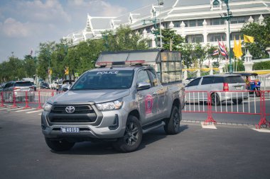 Bangkok, Tayland, 25 Kasım 2024. Tayland 'ın başkenti Bangkok sokaklarında polis arabası, hayat dolu sokak hayatı, zengin kültür mirası ve hareketli pazarlarıyla tanınıyor..