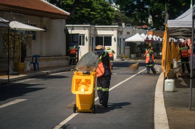 Bangkok, Tayland, 26 Kasım 2024. Temizlikçiler Bangkok kaldırımlarını temizliyor. Şehir Güneydoğu Asya 'nın en temizlerinden biridir. Ülke hijyen ve temizliğe büyük önem veriyor..
