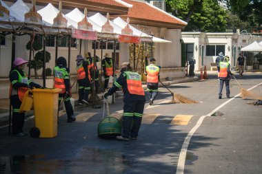 Bangkok, Tayland, 26 Kasım 2024. Temizlikçiler Bangkok kaldırımlarını temizliyor. Şehir Güneydoğu Asya 'nın en temizlerinden biridir. Ülke hijyen ve temizliğe büyük önem veriyor..