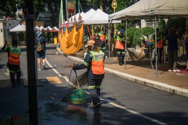 Bangkok, Tayland, 26 Kasım 2024. Temizlikçiler Bangkok kaldırımlarını temizliyor. Şehir Güneydoğu Asya 'nın en temizlerinden biridir. Ülke hijyen ve temizliğe büyük önem veriyor..