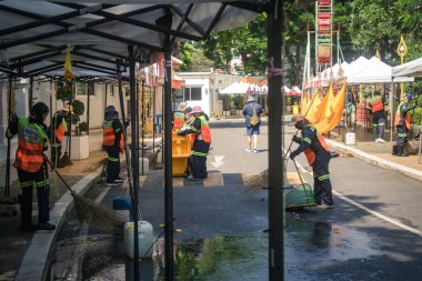 Bangkok, Tayland, 26 Kasım 2024. Temizlikçiler Bangkok kaldırımlarını temizliyor. Şehir Güneydoğu Asya 'nın en temizlerinden biridir. Ülke hijyen ve temizliğe büyük önem veriyor..