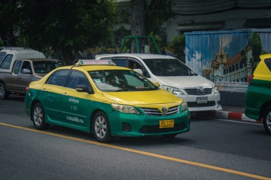 Bangkok, Tayland, 25 Kasım 2024 Taxi Tayland 'ın başkenti Bangkok sokaklarında akın ediyor. Canlı sokak hayatı, zengin kültür mirası ve hareketli pazarlarıyla ünlüdür..