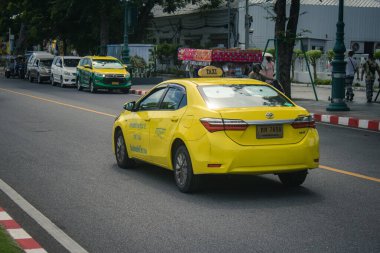 Bangkok, Tayland, 25 Kasım 2024 Taxi Tayland 'ın başkenti Bangkok sokaklarında akın ediyor. Canlı sokak hayatı, zengin kültür mirası ve hareketli pazarlarıyla ünlüdür..