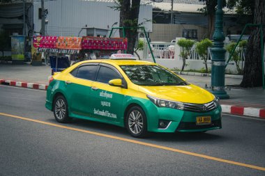 Bangkok, Tayland, 25 Kasım 2024 Taxi Tayland 'ın başkenti Bangkok sokaklarında akın ediyor. Canlı sokak hayatı, zengin kültür mirası ve hareketli pazarlarıyla ünlüdür..