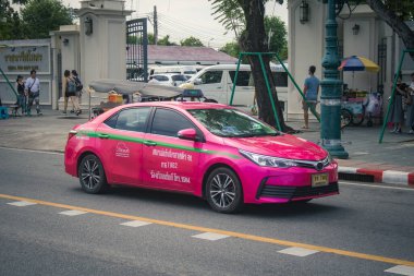 Bangkok, Tayland, 25 Kasım 2024 Taxi Tayland 'ın başkenti Bangkok sokaklarında akın ediyor. Canlı sokak hayatı, zengin kültür mirası ve hareketli pazarlarıyla ünlüdür..