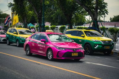 Bangkok, Tayland, 25 Kasım 2024 Taxi Tayland 'ın başkenti Bangkok sokaklarında akın ediyor. Canlı sokak hayatı, zengin kültür mirası ve hareketli pazarlarıyla ünlüdür..