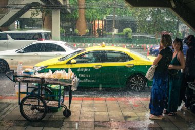 Bangkok, Tayland, 25 Kasım 2024 Taxi Tayland 'ın başkenti Bangkok sokaklarında akın ediyor. Canlı sokak hayatı, zengin kültür mirası ve hareketli pazarlarıyla ünlüdür..