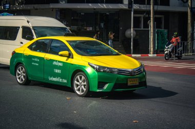 Bangkok, Tayland, 25 Kasım 2024 Taxi Tayland 'ın başkenti Bangkok sokaklarında akın ediyor. Canlı sokak hayatı, zengin kültür mirası ve hareketli pazarlarıyla ünlüdür..