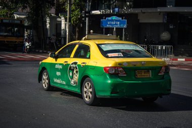 Bangkok, Tayland, 25 Kasım 2024 Taxi Tayland 'ın başkenti Bangkok sokaklarında akın ediyor. Canlı sokak hayatı, zengin kültür mirası ve hareketli pazarlarıyla ünlüdür..