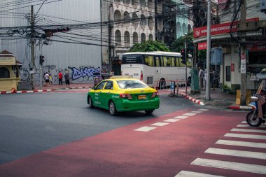 Bangkok, Tayland, 25 Kasım 2024 Taxi Tayland 'ın başkenti Bangkok sokaklarında akın ediyor. Canlı sokak hayatı, zengin kültür mirası ve hareketli pazarlarıyla ünlüdür..