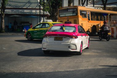 Bangkok, Tayland, 25 Kasım 2024 Taxi Tayland 'ın başkenti Bangkok sokaklarında akın ediyor. Canlı sokak hayatı, zengin kültür mirası ve hareketli pazarlarıyla ünlüdür..