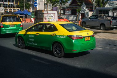 Bangkok, Tayland, 25 Kasım 2024 Taxi Tayland 'ın başkenti Bangkok sokaklarında akın ediyor. Canlı sokak hayatı, zengin kültür mirası ve hareketli pazarlarıyla ünlüdür..