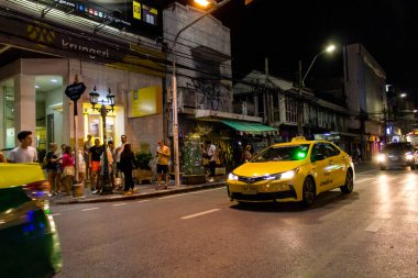 Bangkok, Tayland, 25 Kasım 2024 Taxi Tayland 'ın başkenti Bangkok sokaklarında akın ediyor. Canlı sokak hayatı, zengin kültür mirası ve hareketli pazarlarıyla ünlüdür..