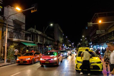 Bangkok, Tayland, 25 Kasım 2024 Taxi Tayland 'ın başkenti Bangkok sokaklarında akın ediyor. Canlı sokak hayatı, zengin kültür mirası ve hareketli pazarlarıyla ünlüdür..