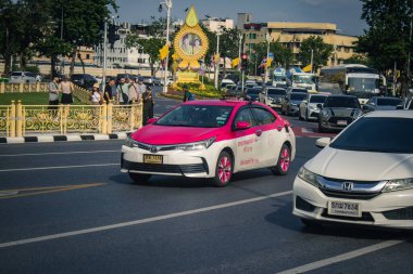 Bangkok, Tayland, 25 Kasım 2024 Taxi Tayland 'ın başkenti Bangkok sokaklarında akın ediyor. Canlı sokak hayatı, zengin kültür mirası ve hareketli pazarlarıyla ünlüdür..