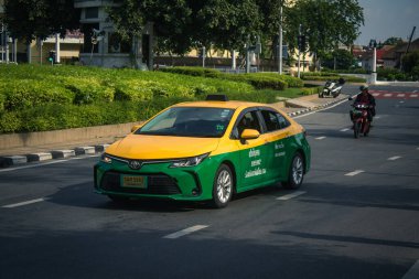 Bangkok, Tayland, 25 Kasım 2024 Taxi Tayland 'ın başkenti Bangkok sokaklarında akın ediyor. Canlı sokak hayatı, zengin kültür mirası ve hareketli pazarlarıyla ünlüdür..