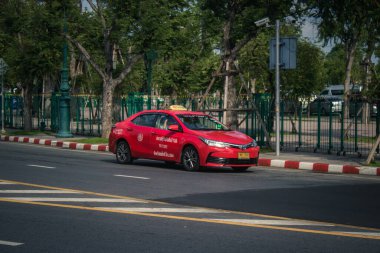 Bangkok, Tayland, 25 Kasım 2024 Taxi Tayland 'ın başkenti Bangkok sokaklarında akın ediyor. Canlı sokak hayatı, zengin kültür mirası ve hareketli pazarlarıyla ünlüdür..