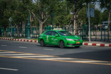 Bangkok, Tayland, 25 Kasım 2024 Taxi Tayland 'ın başkenti Bangkok sokaklarında akın ediyor. Canlı sokak hayatı, zengin kültür mirası ve hareketli pazarlarıyla ünlüdür..