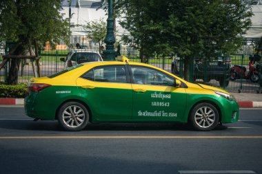 Bangkok, Tayland, 25 Kasım 2024 Taxi Tayland 'ın başkenti Bangkok sokaklarında akın ediyor. Canlı sokak hayatı, zengin kültür mirası ve hareketli pazarlarıyla ünlüdür..