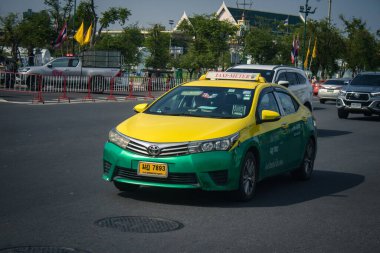 Bangkok, Tayland, 25 Kasım 2024 Taxi Tayland 'ın başkenti Bangkok sokaklarında akın ediyor. Canlı sokak hayatı, zengin kültür mirası ve hareketli pazarlarıyla ünlüdür..