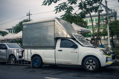 Bangkok, Tayland, 25 Kasım 2024. Tayland 'ın başkenti Bangkok sokaklarında trafik sıkışıklığı. Canlı sokak hayatı, zengin kültür mirası ve hareketli pazarlarıyla ünlüdür..
