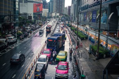 Bangkok, Tayland, 25 Kasım 2024. Tayland 'ın başkenti Bangkok sokaklarında trafik sıkışıklığı. Canlı sokak hayatı, zengin kültür mirası ve hareketli pazarlarıyla ünlüdür..