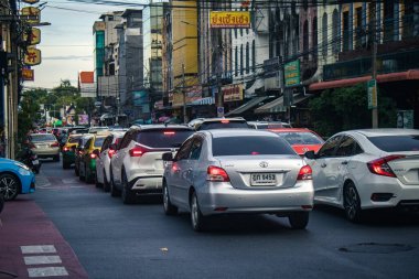 Bangkok, Tayland, 25 Kasım 2024. Tayland 'ın başkenti Bangkok sokaklarında trafik sıkışıklığı. Canlı sokak hayatı, zengin kültür mirası ve hareketli pazarlarıyla ünlüdür..