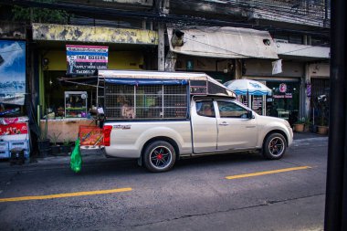 Bangkok, Tayland, 25 Kasım 2024. Tayland 'ın başkenti Bangkok sokaklarında trafik sıkışıklığı. Canlı sokak hayatı, zengin kültür mirası ve hareketli pazarlarıyla ünlüdür..
