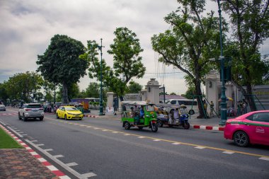 Bangkok, Tayland, 25 Kasım 2024. Tayland 'ın başkenti Bangkok sokaklarında trafik sıkışıklığı. Canlı sokak hayatı, zengin kültür mirası ve hareketli pazarlarıyla ünlüdür..