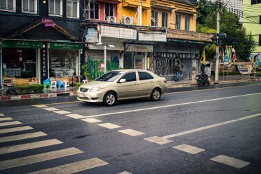 Bangkok, Tayland, 25 Kasım 2024. Tayland 'ın başkenti Bangkok sokaklarında trafik sıkışıklığı. Canlı sokak hayatı, zengin kültür mirası ve hareketli pazarlarıyla ünlüdür..