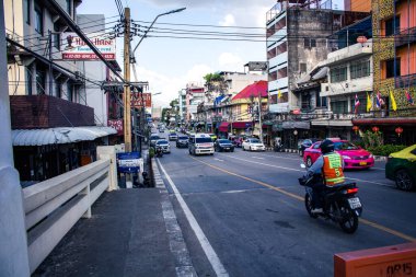 Bangkok, Tayland, 25 Kasım 2024. Tayland 'ın başkenti Bangkok sokaklarında trafik sıkışıklığı. Canlı sokak hayatı, zengin kültür mirası ve hareketli pazarlarıyla ünlüdür..