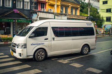 Bangkok, Tayland, 25 Kasım 2024. Tayland 'ın başkenti Bangkok sokaklarında trafik sıkışıklığı. Canlı sokak hayatı, zengin kültür mirası ve hareketli pazarlarıyla ünlüdür..