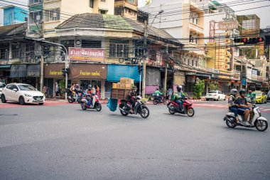 Bangkok, Tayland, 25 Kasım 2024. Tayland 'ın başkenti Bangkok sokaklarında trafik sıkışıklığı. Canlı sokak hayatı, zengin kültür mirası ve hareketli pazarlarıyla ünlüdür..
