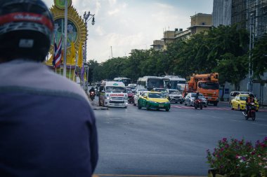 Bangkok, Tayland, 25 Kasım 2024. Tayland 'ın başkenti Bangkok sokaklarında trafik sıkışıklığı. Canlı sokak hayatı, zengin kültür mirası ve hareketli pazarlarıyla ünlüdür..