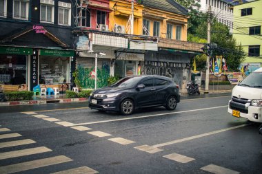 Bangkok, Tayland, 25 Kasım 2024. Tayland 'ın başkenti Bangkok sokaklarında trafik sıkışıklığı. Canlı sokak hayatı, zengin kültür mirası ve hareketli pazarlarıyla ünlüdür..