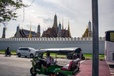 Bangkok, Tayland, 25 Kasım 2024. Tayland 'ın başkenti Bangkok sokaklarında trafik sıkışıklığı. Canlı sokak hayatı, zengin kültür mirası ve hareketli pazarlarıyla ünlüdür..