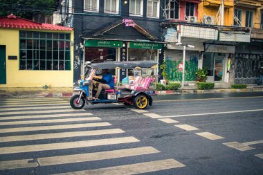 Bangkok, Tayland, 25 Kasım 2024 Tuk Tuk, Tayland 'ın başkenti Bangkok sokaklarında yuvarlanıyor. Canlı sokak hayatı, zengin kültür mirası ve hareketli pazarlarıyla ünlüdür..